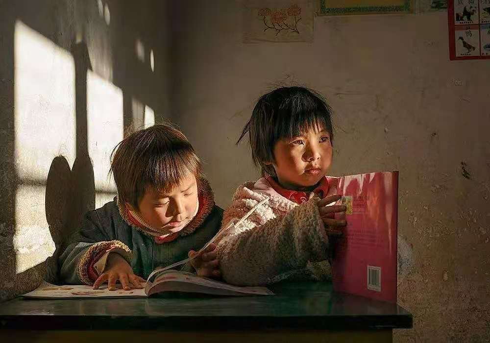 一岁半女孩对着院子里的摄像头喊爸爸，对此你有何感触？