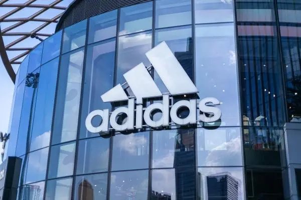 阿迪达斯持股公司被要求整改，对公司内部有何影响？