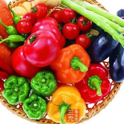 绿茶后厨员工徒手抓菜偷吃，卫生乱象应由哪个部门管理？