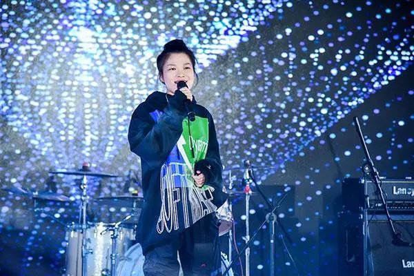 天青青雨清清谁在月下弄花影