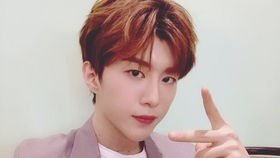 最近抖音流行的反手OK手势把明星都整懵了，你会做了吗？