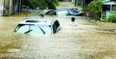 河南女子在道路积水中游泳，后方驶来车辆会压到她吗？