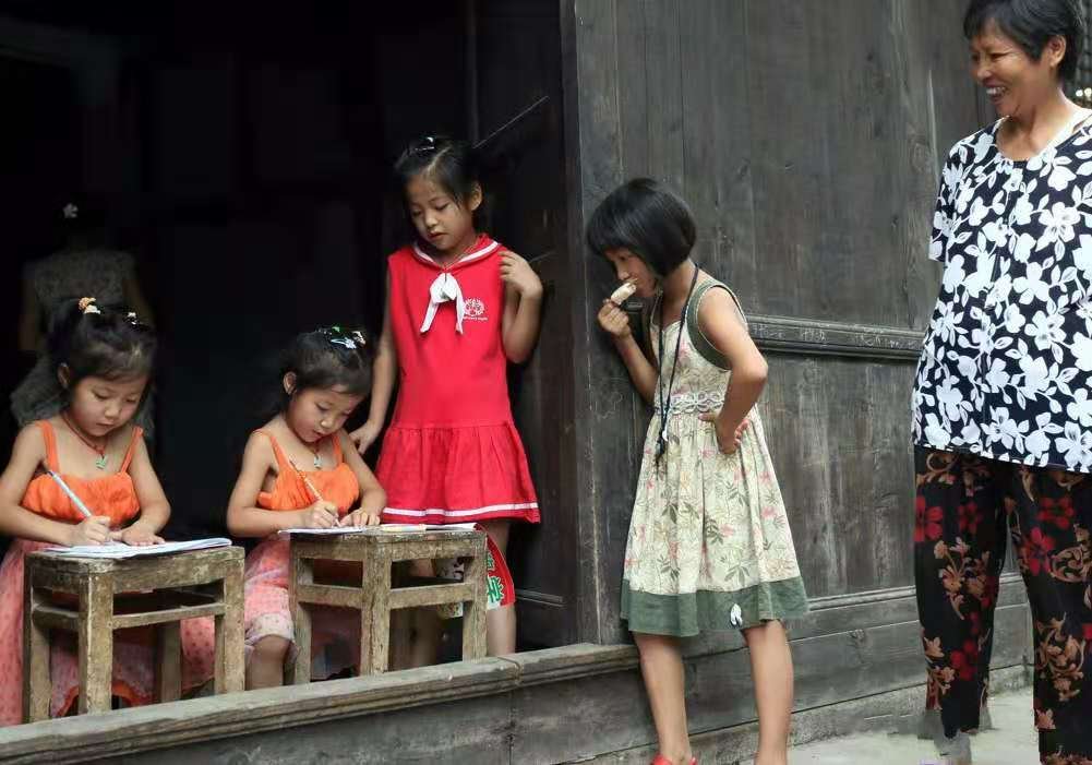 一岁半女孩对着院子里的摄像头喊爸爸，对此你有何感触？