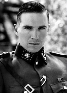 辛德勒的名单的阿蒙扮演者