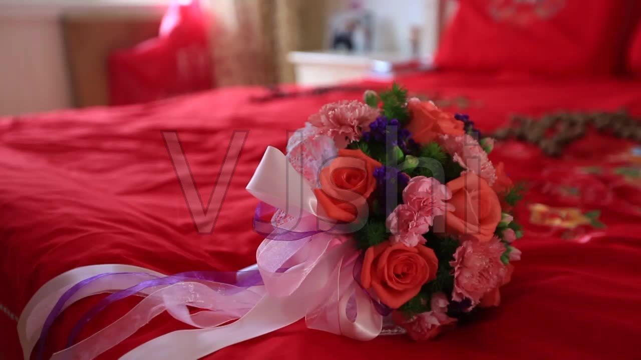 新娘父亲回应内衣不合身不让接亲，新娘一家的做法是否过分？