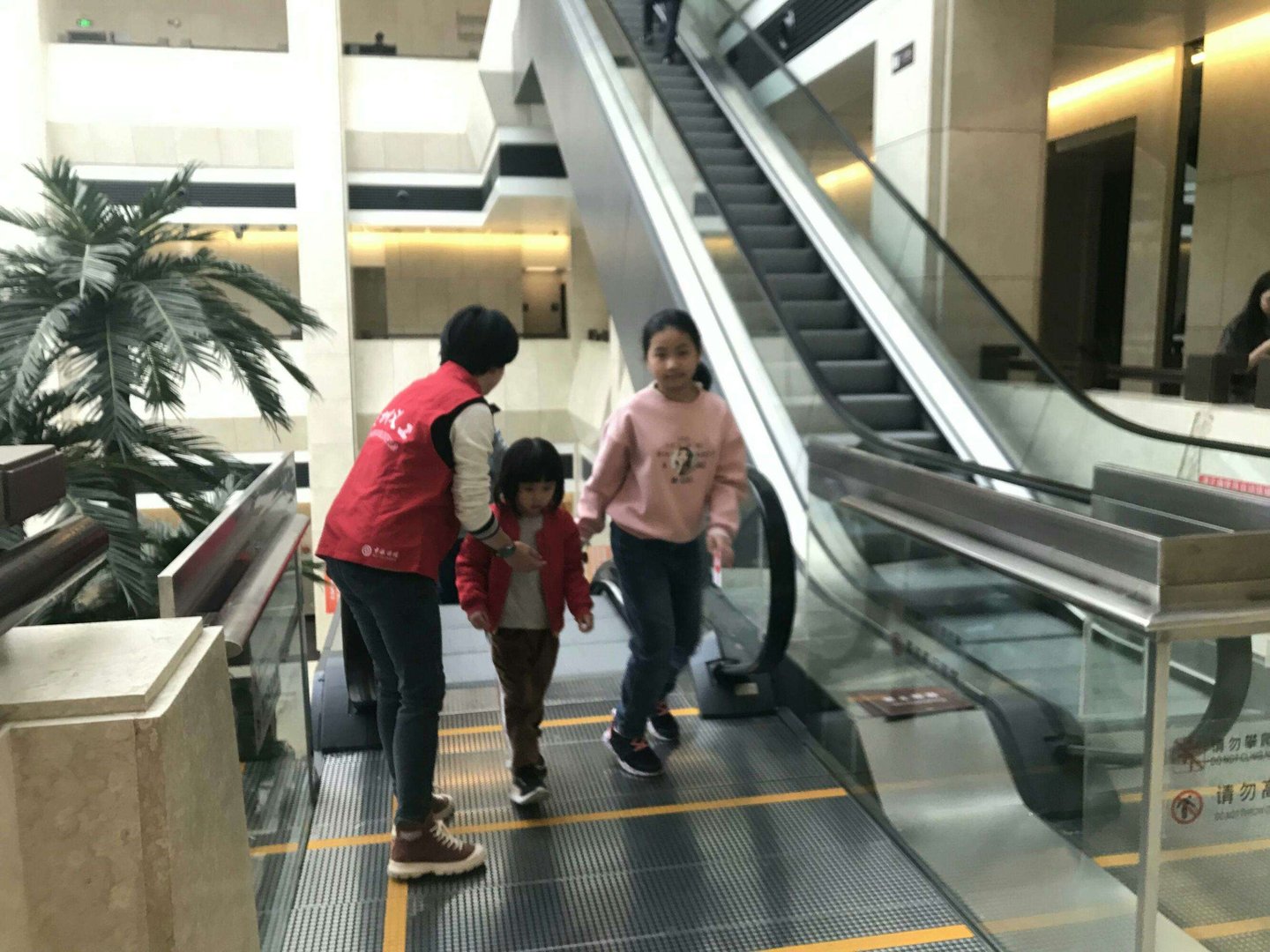 深圳一男孩关停扶梯致5岁小女孩摔倒，闯祸男孩已道歉，该吸取哪些教训？