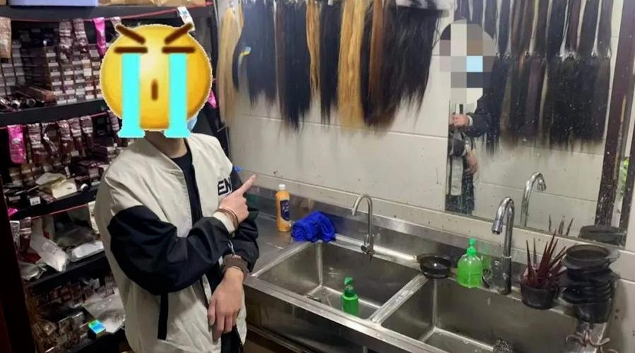 美发师为追求顾客偷头发卖钱，你怎么看待他的行为？