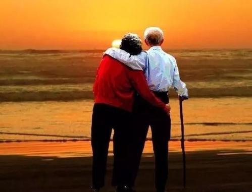 儿子突然回家发现父母都病了，人在他乡该怎么尽孝心？