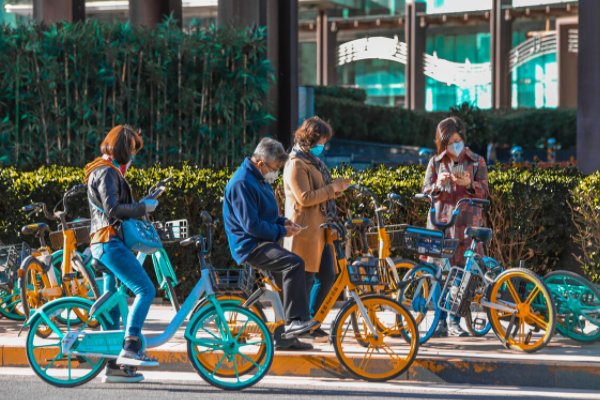 停车2小时被共享电动车层层包围，共享单车对市民的生活带来哪些影响？
