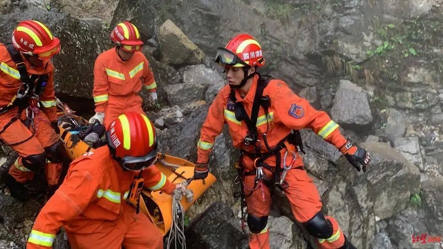 男子登山突遇泸定地震，下山时不幸坠崖上演绝境求生，给予了我们哪些启示？