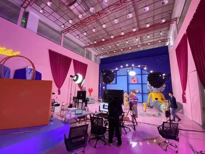 肇庆一家医疗整形公司通过直播，展示隆胸效果，这家公司这么做合适吗？