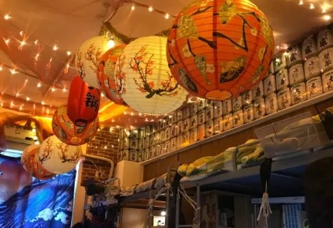 男生将寝室改成居酒屋,是怎么回事?