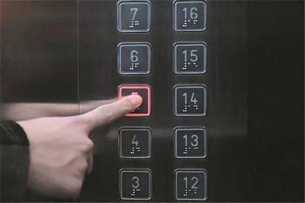 小区电梯突然加速撞顶楼致1死,坐电梯遇到紧急情况该怎么办?