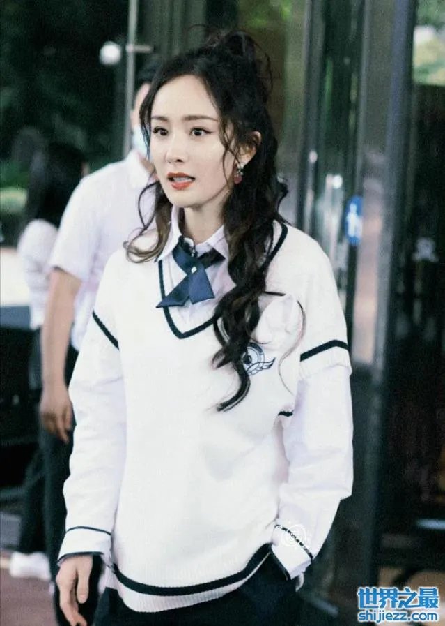 杨幂爸爸回应女儿伤情：天佑女儿一切都好，感谢所有关心的朋友 ... 