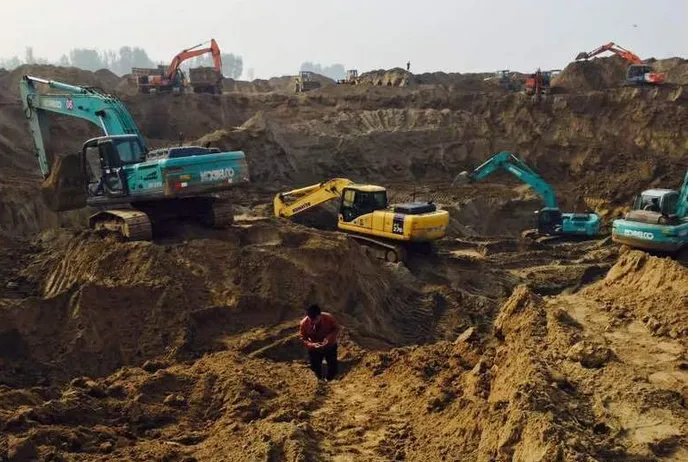 河北男童坠枯井 只发现玩具