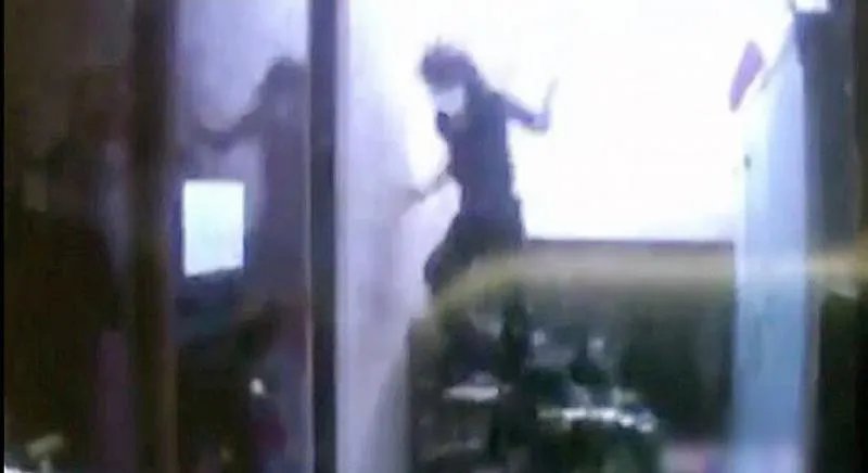 女子见情郎被拒想跳楼被高压水枪喷回是真的吗？