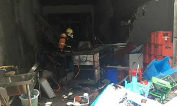 重庆新开餐馆发生爆炸 餐馆被炸面目全非事故造成三人受伤
