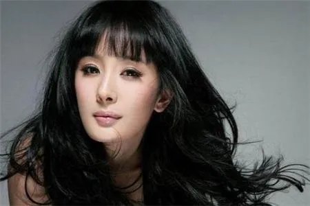 杨幂撞玻璃额头出大包 网友称其一孕傻三年