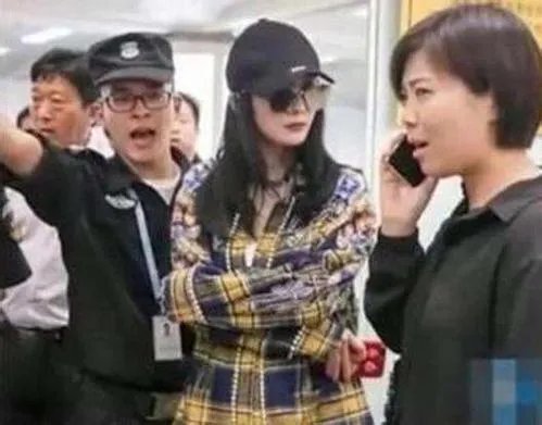 杨幂被赶出机场，大家怎么看？