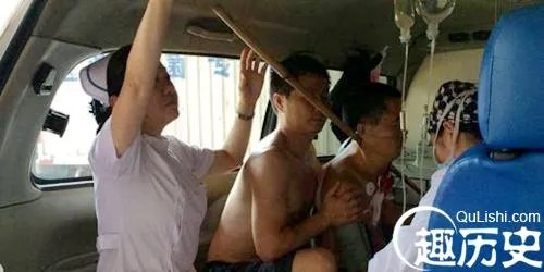 男子被竹竿穿颈  情况紧急护士跪地扶竿稳住