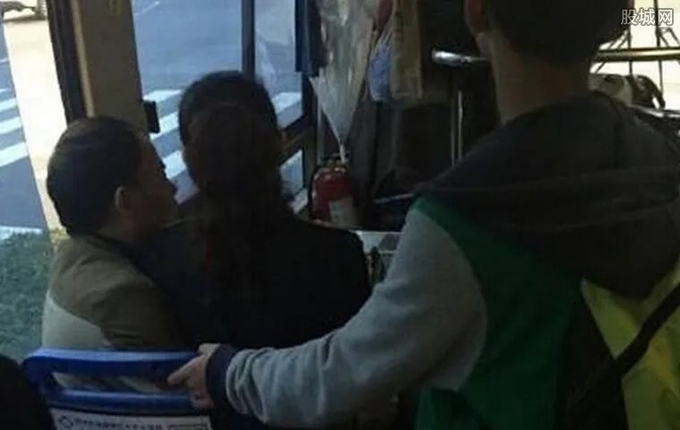售票员坐男性腿上 公众场合竟做出如此亲密行为