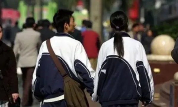 班主任受邀当10年前早恋学生证婚人，他们能够走到今天有多不易？