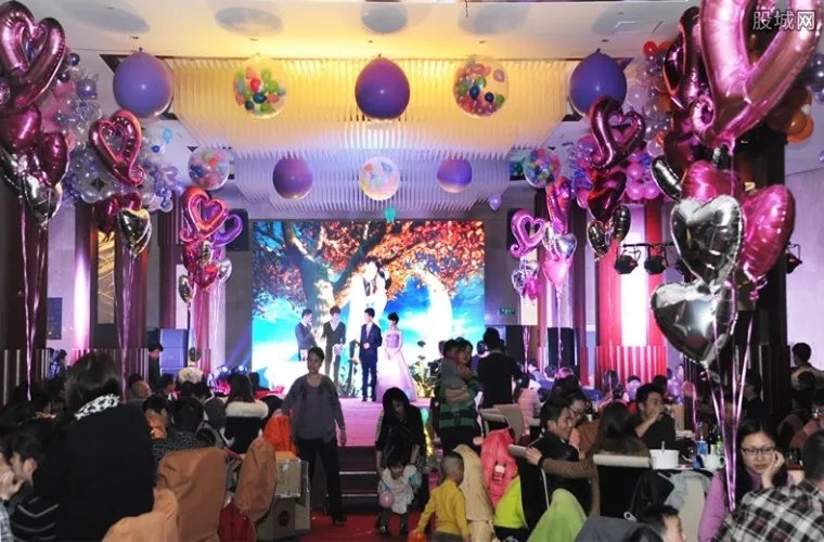 12场婚宴同举行 去参加婚礼不送红包送什么礼物好