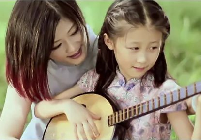 何静和女儿唱的歌叫什么 其女儿近照大放送