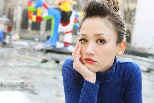 杨天真反对所有艺人恋情公开，因公布恋情事业凉凉的明星有哪些？