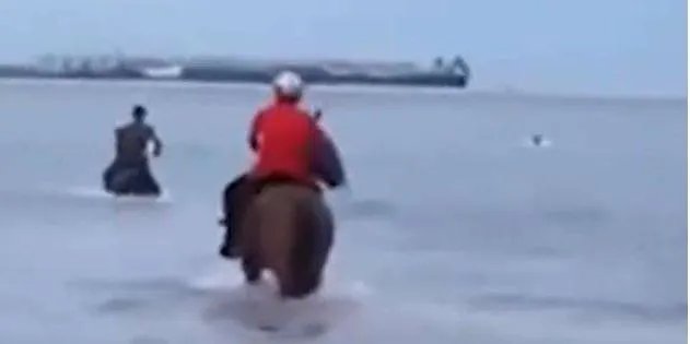 福建三男子骑马冲入海中救下男孩，为何网友直呼大侠转世？