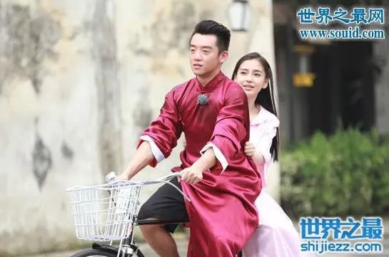 杨颖的胸口给郑恺亲吻，嘴对嘴吃饼干双唇紧贴 