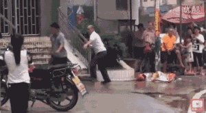 民间高手大街上过招:老外看傻眼(图)