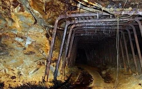 男女发现山洞闪金光 进一看兴奋极了(震撼图)