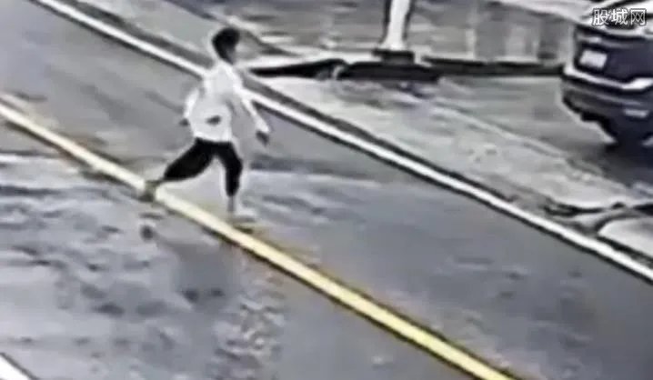 7岁男孩1分钟3次横穿马路被撞 嘴唇破裂太可怕了