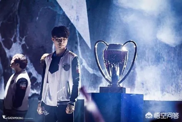 SKT散伙饭照片曝光，李哥再露迷之微笑，网友：SKT明年应该稳了！你怎么看？