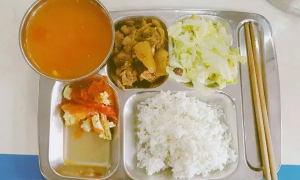 公司规定员工倒掉3次午餐将被开除,这能有效避免浪费吗?