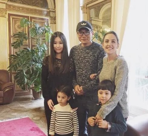 刘烨一家会友家庭美满 与旧爱谢娜分手内幕遭扒