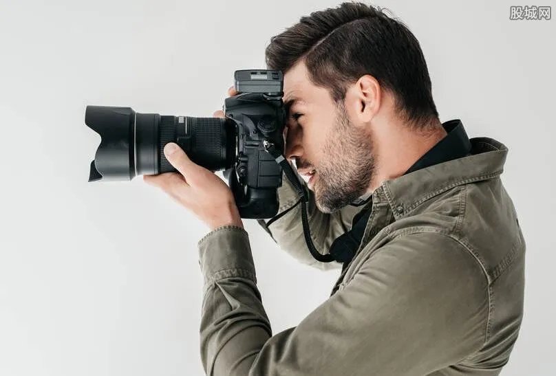 第一狗仔卓伟被偷拍 网友：出来混迟早要还的！