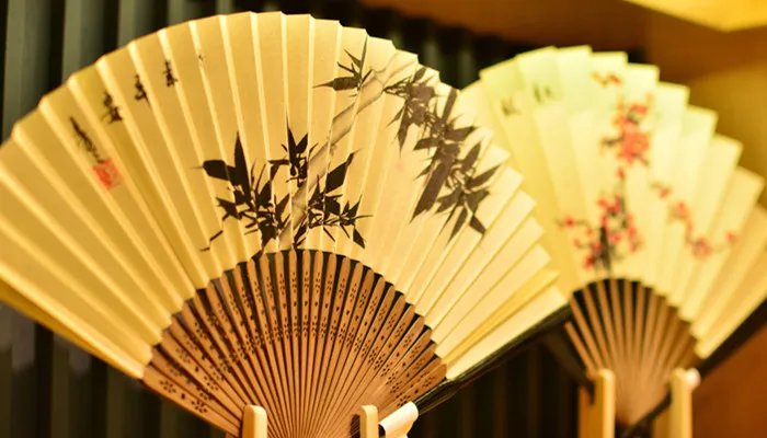 最早的扇子是用什么做的