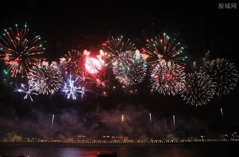 烟花一般什么价格 100发烟花多少钱一箱