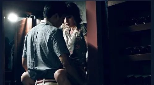 网曝柳岩激吻图片 激情床吻戏脱戏大尺度曝光