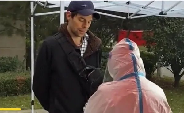 西安一外籍男子当众辱骂防疫的人员，他的行为是否已经违法了？