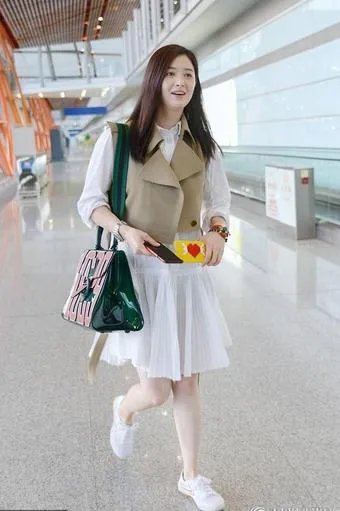 蒋欣现身机场 衣着宽松被吐槽像孕妇(图)