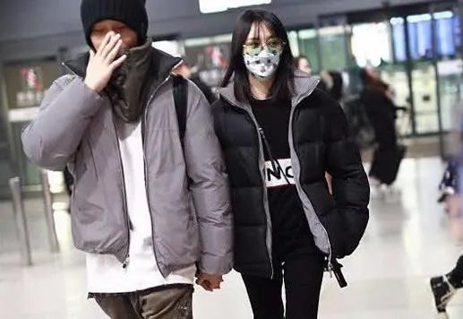 郑爽张恒穿情侣装出街:幸福亲密照曝光这才是爱情