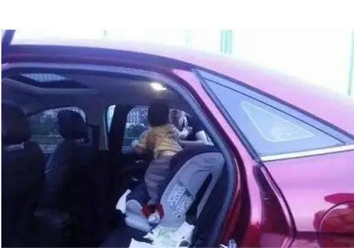 女子不慎将1岁孩子锁在车中:妈妈哭的泣不成声