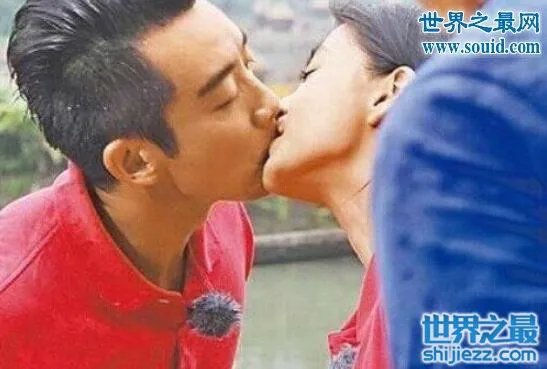 杨颖的胸口给郑恺亲吻，嘴对嘴吃饼干双唇紧贴 