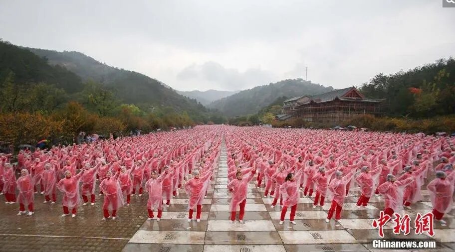 五万人同跳广场舞 中国大妈震撼世界打破吉尼斯纪录