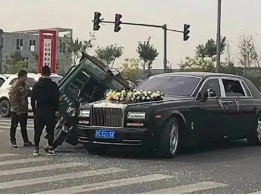 劳斯莱斯婚车与三轮车相撞是哪方的责任？