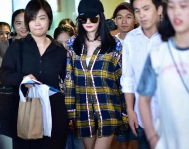 杨幂被赶出机场，大家怎么看？