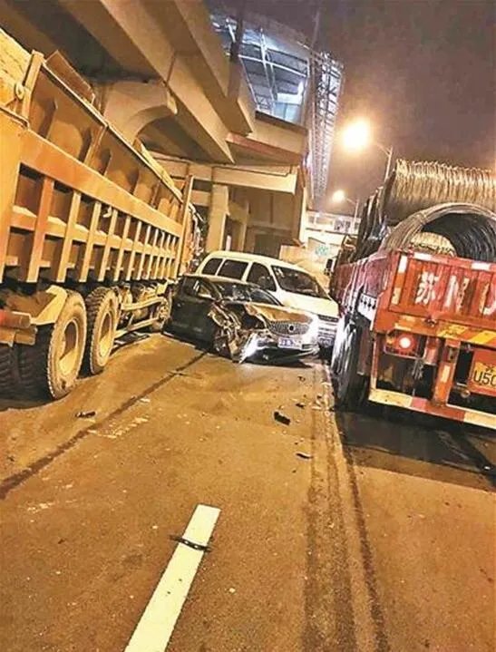 自卸车连撞20车 肇事司机称急打方向导致失控